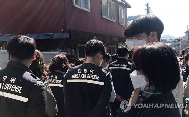 현장점검 나온 서울시청 직원들을 바라보는 사랑제일교회 신도들 (서울=연합뉴스) 김정진 기자 = 지난 22일 오전 현장 예배를 강행한 서울 성북구 사랑제일교회 신도들이 현장점검을 나온 서울시청 직원들을 바라보고 있다.stopn@yna.co.kr