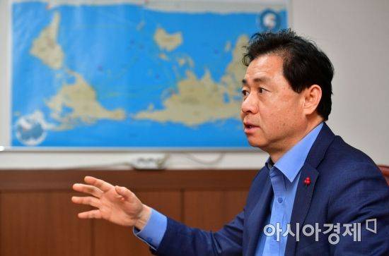 김영춘 더불어민주당 부산선대위원장./부산=윤동주 기자 doso7@