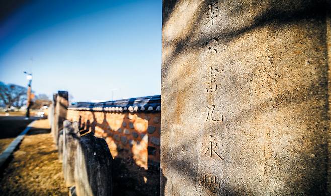 전북 정읍 피향정에는 흩어져 있던 고위 관료 선정비가 모여 있다. 전라관찰사 이서구의 영세불망비(맨 오른쪽)도 보인다. 백성을 위한 구체적인 모범 행정가였던 이서구는 조선 후기 전설 속 예언가와 구원자로 신격화됐다. /박종인 기자