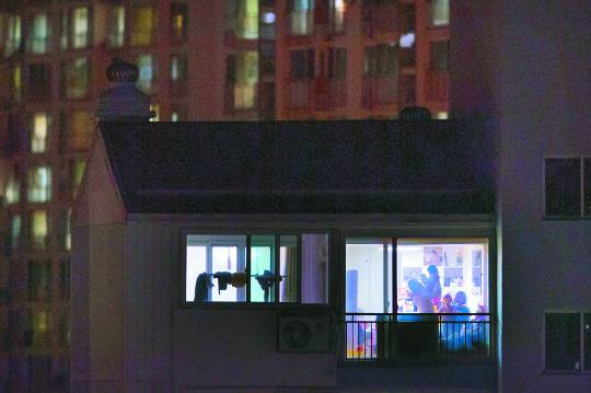 임덕호, 조은희씨 부부가 지난 18일 저녁 집에서 아이들과 놀아주고 있다. 맞벌이 가정의 단란한 시간을 방해하지 않기 위해 창 밖에서 촬영했다.