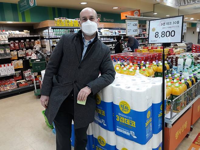 한국에 거주 중인 프랑스인 얀 르 바이씨가 휴지와 식료품이 쌓인 한국 마트 사진을 자신의 SNS에 게시했다.© 뉴스1