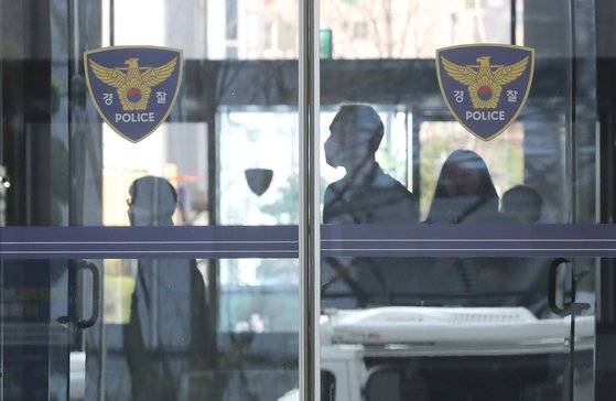 텔레그램 성착취 영상 공유방, 속칭 '박사방'의 박사 조주빈씨(25)의 신상공개여부를 판가름할 신상공개심의위원회가 열리는 24일 서울지방경찰청 입구에서 경찰 관계자들이 오가고 있다. [뉴스1]