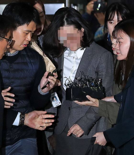 지난해 10월23일 정경심 동양대 교수가 서울 서초동 서울중앙지법에서 구속영장심사를 받은 뒤 법원을 나가고 있다. 우철훈 기자