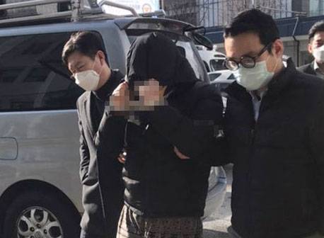 텔레그램 '박사방'을 운영한 조주빈(25)이 영장실질심사를 마친 뒤 서울 종로경찰서 유치장으로 들어가고있다. 연합뉴스