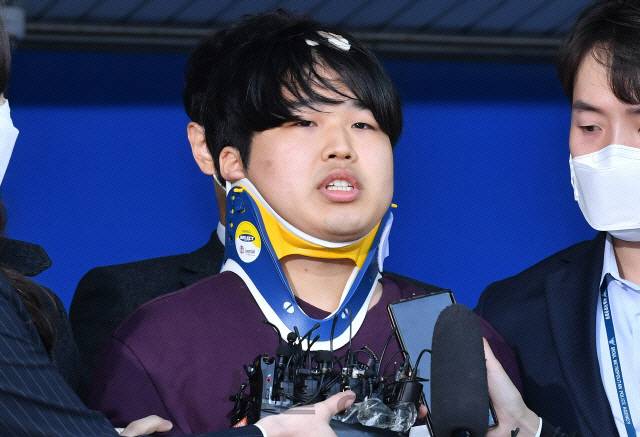 인터넷 메신저 텔레그램에서 미성년자 등의 성 착취물을 제작·유포하고 협박한 혐의를 받는 ‘박사방’ 운영자 조주빈(25)이 25일 오전 서울 종로경찰서에서 검찰에 송치되고 있다. /오승현기자