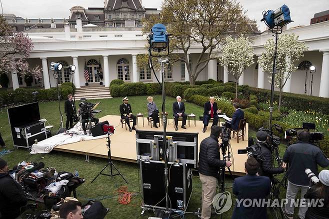 폭스뉴스와 화상 타운홀미팅 형식의 인터뷰를 하는 도널드 트럼프 미 대통령과 데비 벅스 백악관 코로나19 대응 조정관 Photo by Doug Mills/UPI