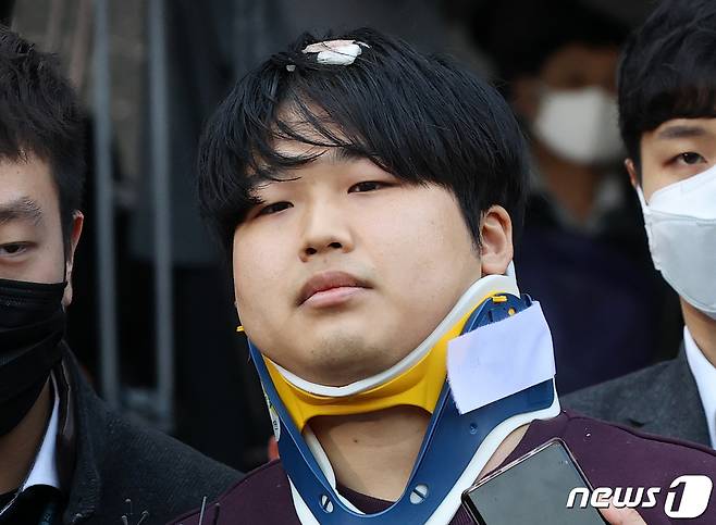 인터넷 메신저 텔레그램에서 미성년자를 포함한 여성들의 성 착취물을 제작 및 유포한 혐의를 받는 '박사방' 운영자 조주빈(25)이 25일 서울 종로구 종로경찰서 유치장에서 나와 검찰로 송치되고 있다. 2020.3.25/뉴스1 © News1 송원영 기자