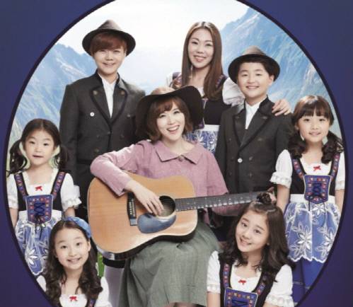 지난 2015년 아역배우 김유빈이 출연했던 뮤지컬 ‘사운드 오브 뮤직’ 포스터. 뒷줄 오른쪽에서 두번째가 김유빈. 출처|극단현대극장