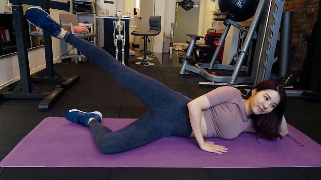 Side kick -- works your lateral hip muscles (Park Su-bin / The Korea Herald)