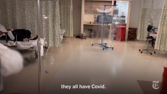엘름허스트 병원 병실 모습. 코로나19 환자들이 격리되지 않은 채 같은 공간에서 치료를 받고 있다. 뉴욕타임스 영상 캡쳐