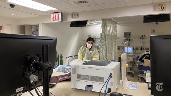 엘름허스트 병원 의료진이 마스크를 쓰고 침상에 기대어 잠쉬 쉬고 있다. 뉴욕타임스 영상 캡쳐