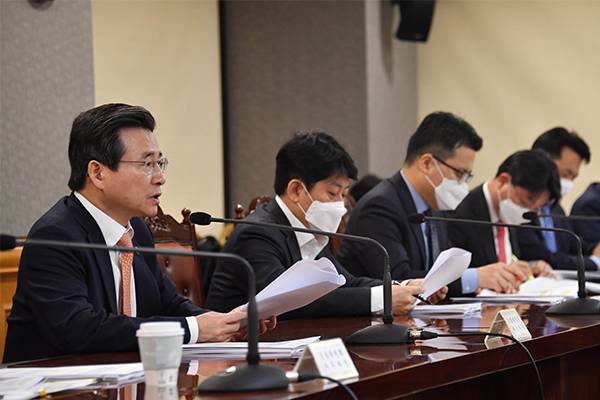 South Korea’s Vice Finance Minister Kim Yong-beom (left) speaks during a meeting in Seoul on Mar. 26, 2020. [Photo by Yonhap]