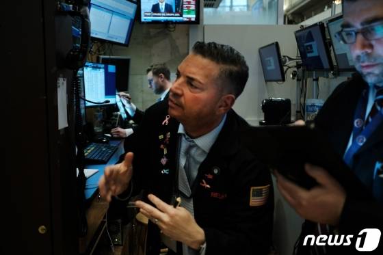 (뉴욕 AFP=뉴스1) 우동명 기자 = 18일(현지시간) 뉴욕증시가 급반등한 지 하루만에 다시 급락세로 반전하자 뉴욕증권거래소의 트레이더들이 심각한 표정을 하고 있다.  ⓒ AFP=뉴스1  <저작권자 ⓒ 뉴스1코리아, 무단전재 및 재배포 금지>