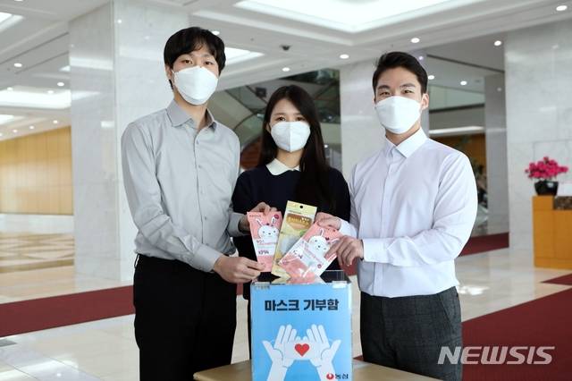 [서울=뉴시스] 농심이 임직원과 함께 모은 소아용 마스크 2100여장을 한국백혈병소아암협회에 기부했다고 26일 밝혔다. (사진=농심 제공)