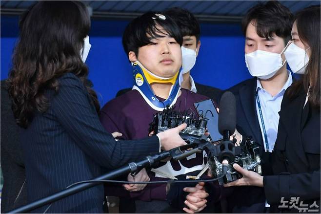 메신저 텔레그램에서 미성년자를 비롯해 수많은 여성의 성착취물을 제작하고 유포한 혐의를 받는 '박사방' 운영자 조주빈(25)이 25일 오전 검찰 송치를 위해 서울 종로경찰서를 나와 호송차량으로 향하고 있다. (사진=이한형 기자/자료사진)