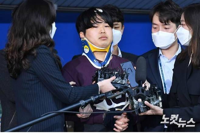 메신저 텔레그램에서 미성년자를 비롯해 수많은 여성의 성착취물을 제작하고 유포한 혐의를 받는 '박사방' 운영자 조주빈(25)이 25일 오전 검찰 송치를 위해 서울 종로경찰서를 나와 호송차량으로 향하고 있다. (사진=이한형 기자/자료사진)