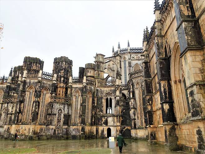 고딕 양식과 마누엘 양식이 혼재된 바탈랴 수도원. 미완성 예배당도 볼거리다