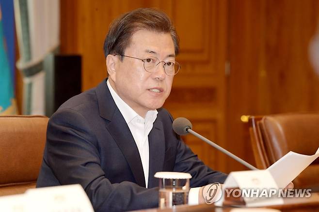 비상경제회의 주재하는 문 대통령 문재인 대통령이 3월 24일 청와대에서 코로나19 관련 2차 비상경제회의를 주재하고 있다. [연합뉴스 자료사진]