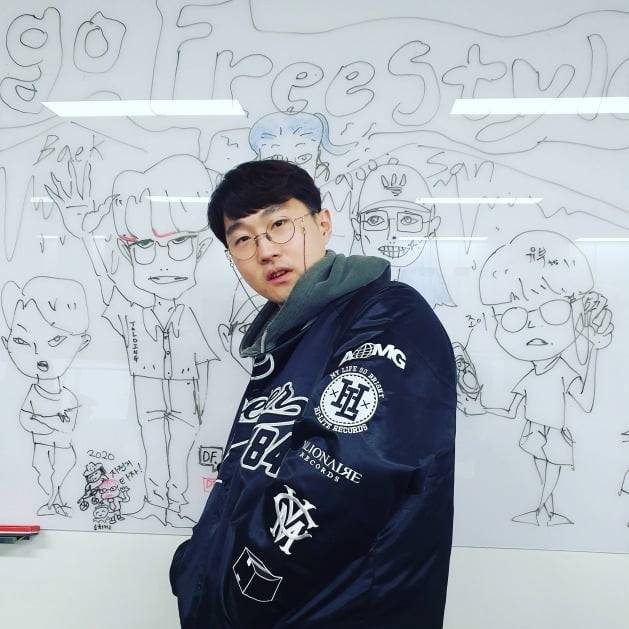 메이크어스 산하 딩고 뮤직 1팀을 이끄는 박동준 PD. '다모임' 인연으로 래퍼 사이먼 도미닉이 선물한 점퍼를 입고 있다./ 사진제공=딩고 프리스타일