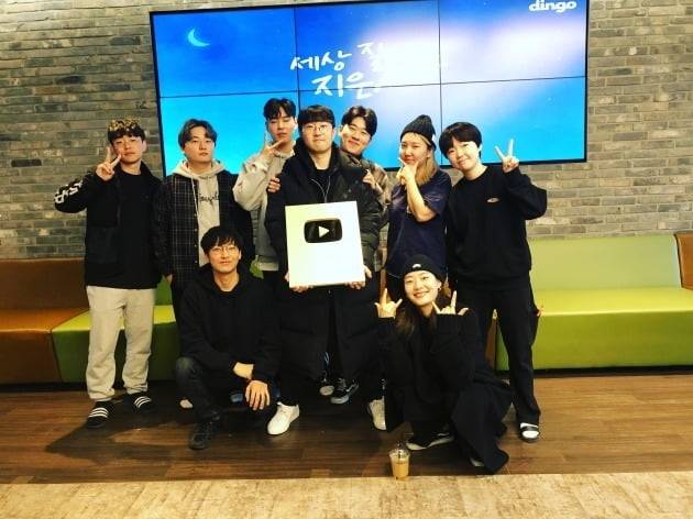 딩고 프리스타일 유튜브 구독자 수 100만을 돌파해 유튜브 골드 버튼을 받았을 당시 딩고 뮤직 팀./ 사진제공=딩고 프리스타일