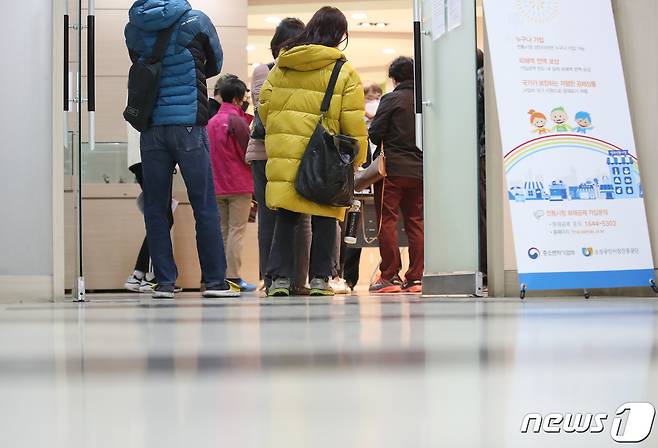 26일 오전 6시 대구 북구 침산동 소상공인시장진흥공단 대구북부센터에 이른 아침부터 신종 코로나바이러스 감염증(코로나19) 정책자금 융자를 신청하기 소상공인들이 찾고 있다. 2020.3.26/뉴스1 © News1 공정식 기자