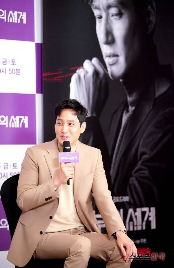 JTBC 새 금토드라마 '부부의 세계' 제작발표회에 참석한 박해준. (사진제공=JTBC)