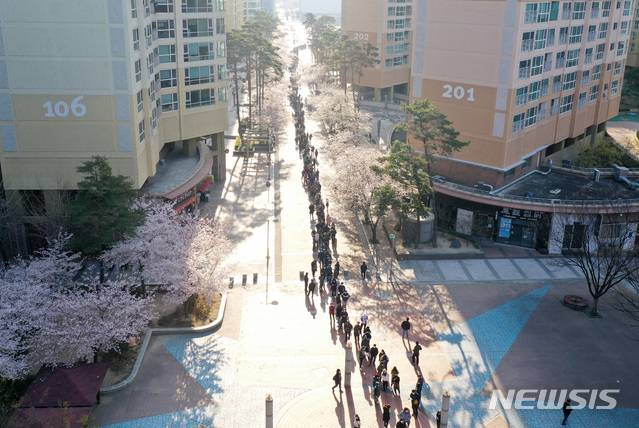 [대구=뉴시스] 이영환 기자 = 소상공인들이 25일 오전 대구 북구 소상공인시장진흥공단 대구북부센터에서 정책자금 확인서발급 및 상담 등을 위한 번호표를 받기 위해 줄지어 서 있다. 2020.03.25.   20hwan@newsis.com