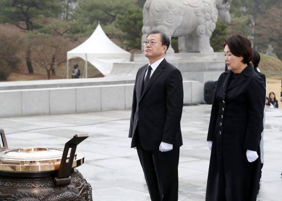 문 대통령, 서해수호의 날 기념식 분향 - 문재인 대통령이 27일 국립대전현충원에서 열린 서해수호의 날 기념식에서 분향하고 있다. 2020.3.27 연합뉴스