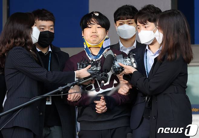 인터넷 메신저 텔레그램에서 미성년자를 포함한 여성들의 성 착취물을 제작 및 유포한 혐의를 받는 '박사방' 운영자 조주빈(25)이 25일 서울 종로구 종로경찰서 유치장에서 나와 검찰로 송치되고 있다. 이날 경찰은 국민의 알권리, 동종범죄 재범방지 및 범죄예방 차원에서 신상을 공개했다. 2020.3.25/뉴스1 © News1 송원영 기자