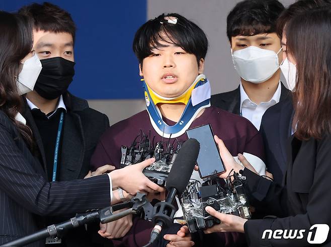 인터넷 메신저 텔레그램에서 미성년자를 포함한 여성들의 성 착취물을 제작 및 유포한 혐의를 받는 '박사방' 운영자 조주빈(25)이 25일 서울 종로구 종로경찰서 유치장에서 나와 검찰로 송치되고 있다. © News1 송원영 기자