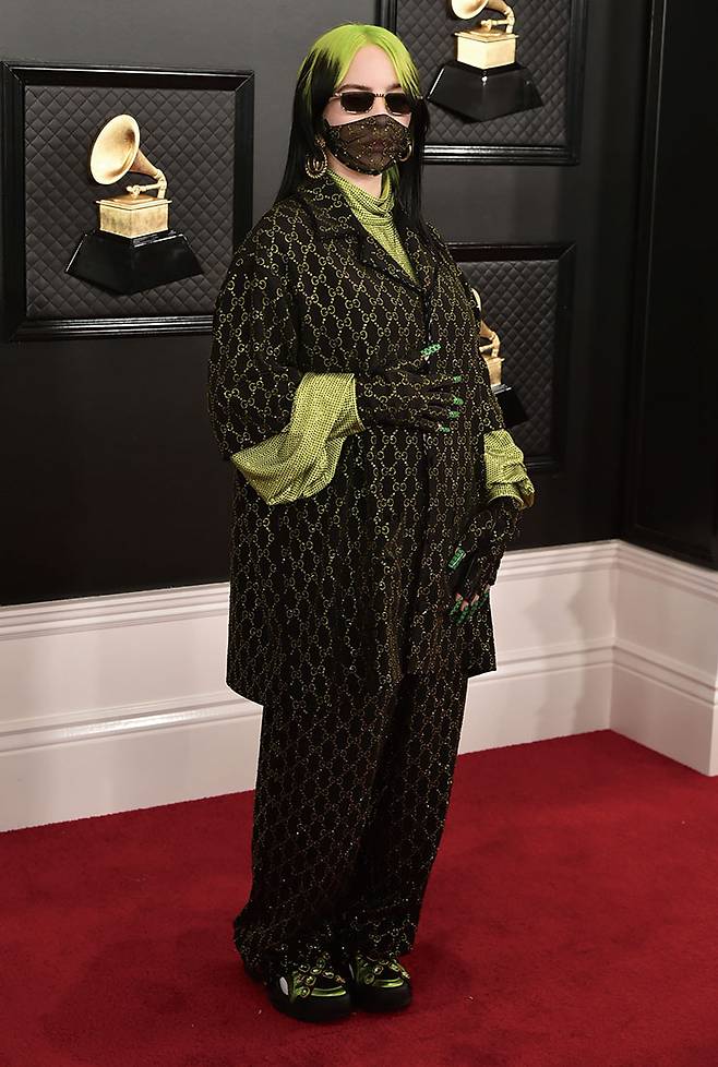 네온 컬러의 비즈 톱에 구찌 로고 셋업을 매치해 화려한 레드 카펫 룩을 완성한 빌리 아일리시. 이날 그녀는 총 4개 부문에서 수상하며 제62회 그래미 어워즈 주인공으로 자리매김했다.