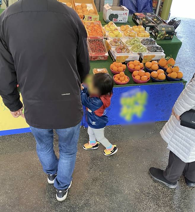 과일가게 앞을 기웃거리는 아이에게, 사장님은 한라봉 한 개를 건넸다./사진=남형도 기자
