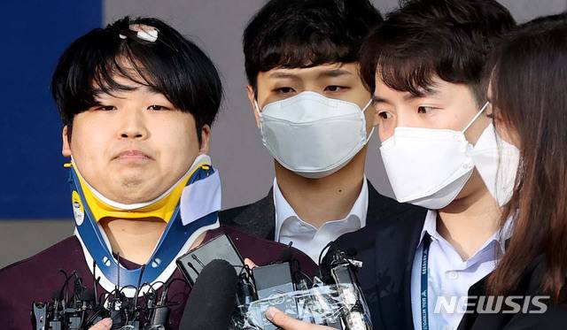 [서울=뉴시스]김선웅 기자 = 메신저 텔레그램에 ‘박사방'을 운영마며 미성년자를 포함한 여성들의 성 착취뭉 제작, 유포한 혐의를 받는 조주빈 씨가 25일 서울 종로구 종로경찰서에서 검찰로 송치되고 있다. 2020.03.25. photo@newsis.com