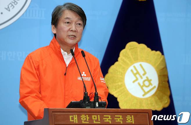 대구계명대 동산병원 코로나19 의료봉사 후 지난 15일부터 2주간 자가격리 기간을 마친 안철수 국민의당 대표가 29일 서울 여의도 국회 소통관에서 기자회견을 하고 있다. 2020.3.29/뉴스1 © News1 김명섭 기자