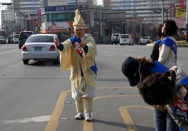 제18대 총선에서 상복 입고 지지 호소하는 후보자 연합뉴스 자료사진