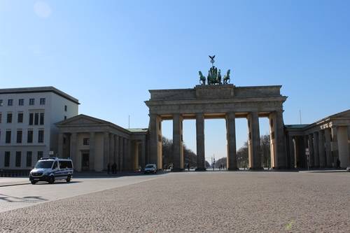 텅 빈 채 경찰차와 경찰만 보이는 베를린 브란덴부르크문 [베를린=연합뉴스]