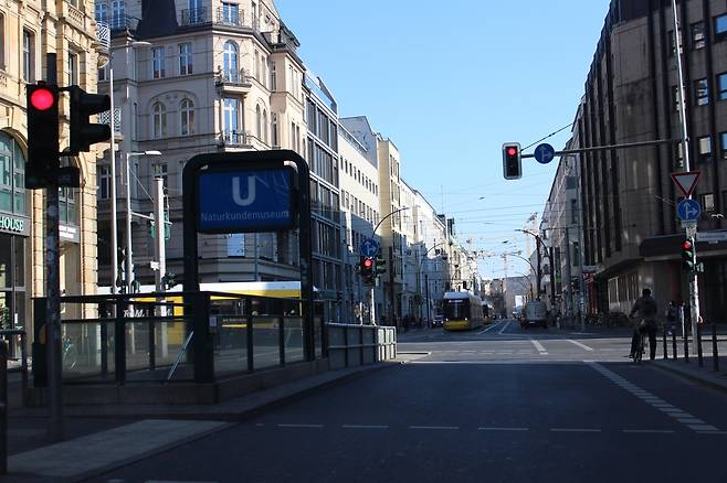 인적과 차량이 드문 베를린 도심 [베를린=연합뉴스]