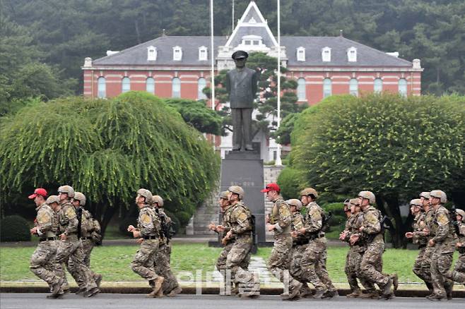 해군 UDT 요원들이 진해기지사령부 내 본청 건물 앞을 구보로 지나고 있다. [출처=해군 홈페이지]