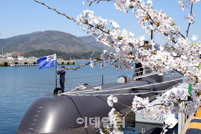 진해해군기지사령부 내에 위치한 잠수함사령부에서 한 장병이 잠수함에 해군기를 게양하고 있다. [출처=해군 홈페이지]