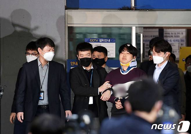 인터넷 메신저 텔레그램에서 미성년자를 포함한 여성들의 성 착취물을 제작 및 유포한 혐의를 받는 '박사방' 운영자 조주빈(25)이 25일 서울 종로구 종로경찰서 유치장에서 나와 검찰로 송치되고 있다. . 2020.3.25/뉴스1 © News1 송원영 기자