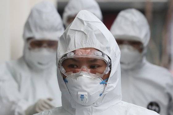 대구시 신종 코로나바이러스 감염증(코로나19) 지역거점병원인 계명대학교 대구동산병원에서 의료진이 음압병동으로 들어가고 있다. 연합뉴스