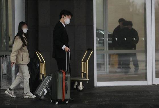 제주 여행 후 서울 강남구 보건소에서 신종 코로나바이러스 감염증(코로나19) 확진 판정을 받은 미국 유학생 A씨(19·여)가 묵은 서귀포시 표선면 해비치호텔에서 투숙객들이 26일 빠져나가고 있다. 뉴스1