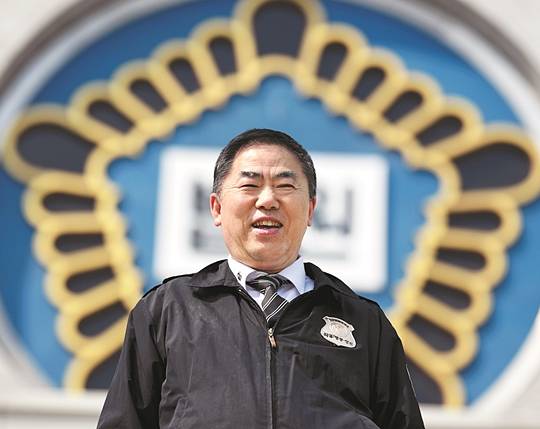 오는 6월 정년퇴직을 앞둔 유하식(60) 보안주사가 지난 27일 서울 서초구 서울고등법원 앞에서 환하게 웃고 있다. 그는 1992년부터 대법원과 서울고등법원 청사에서 법원 보안관리대 직원(옛 방호원)으로 근무해 왔다. 윤성호 기자