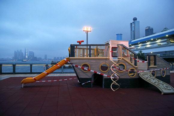 29일(현지시간) 홍콩의 한 어린이 놀이터가 코로나19로 폐쇄됐다.AP통신