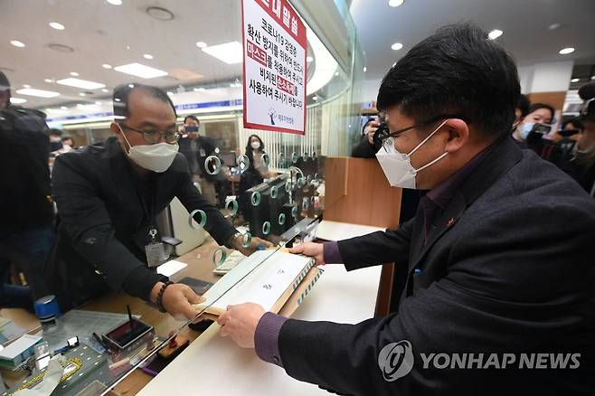 제주도, 강남구 유학생 모녀 대상 소송 (제주=연합뉴스) 박지호 기자 = 제주도 관계자들이 30일 오후 제주지검 민원실에서 제주 여행 이후 신종 코로나바이러스 감염증(코로나19)에 확진된 서울 강남구 출신 미국 유학생 모녀에 대한 손해배상 소송 서류를 제출하고 있다. 2020.3.30 jihopark@yna.co.kr