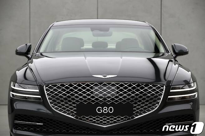제네시스 브랜드의 핵심 차종인 'G80' 3세대 모델 '디 올 뉴 G80'(The All-new G80)이 30일 온라인을 통해 출시행사를 가졌다. 사진은 이날 서울 삼성동 제네시스 강남에 전시된 신형 G80모습.2020.3.30/뉴스1 © News1 이광호 기자