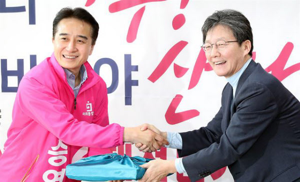 인천을 찾은 미래통합당 유승민(오른쪽) 의원이 31일 오후 인천 연수갑에 출마한 정승연 후보사무소를 찾아 악수하고 있다. /뉴시스