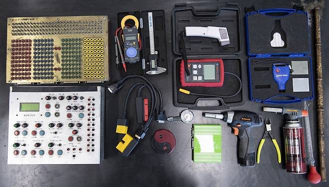 박병일 대표가 직접 개발한 시뮬레이터와 각종 정비 도구들