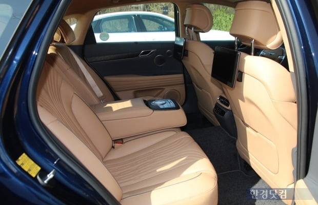 제네시스 3세대 G80 뒷좌석은 공조 등의 기능을 독립적으로 조절 가능하고 무료함을 덜어줄 디스플레이도 마련됐다. 사진=오세성 한경닷컴 기자