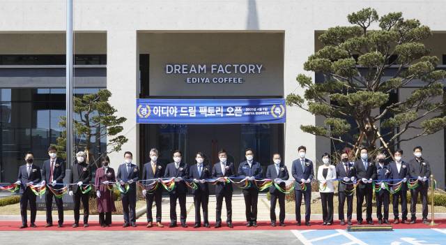 문창기 이디야커피 회장(왼쪽에서 9번째)이 1일 경기도 평택시 포승공단에서 열린 이디야 드림팩토리 준공기념식에서 임직원들과 테이프 커팅을 하고 있다./사진제공=이디야